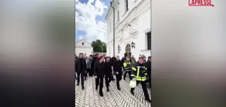 Ucraina, Zelensky visita il monastero colpito dagli attacchi russi