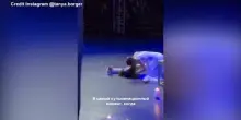 Gatto sale sul palco e interrompe lo spettacolo di "Romeo e Giulietta", il video diventa virale
