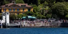 Un&rsquo;auto cade nel lago di Como, grave una donna: un uomo disperso