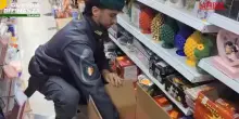 Trapani, la Gdf sequestra merce contraffatta e non conforme in un negozio