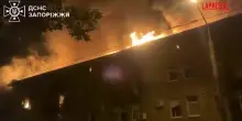 Ucraina, attacco russo su Zaporizhzhia: i vigili del fuoco alle prese con gli incendi