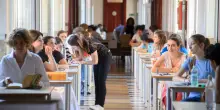 Maturit&agrave; 2026, domani la prima prova con il tema di italiano. Sui banchi anche Pupo: sul web il tototraccia