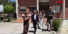 Maturit&agrave; 2026, Pupo finisce la prima prova e canta coi prof: &ldquo;Sar&agrave; perch&eacute; ti amo&rdquo;