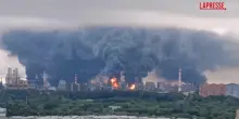 Russia, raffineria colpita da droni ucraini alla periferia di Mosca: coltre di fumo nero sulla capitale