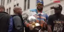 New York, i Knicks sfilano per le strade per celebrare la vittoria del titolo Nba