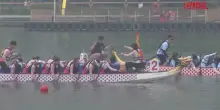 Cina: a Pechino lo spettacolo del dragon boat