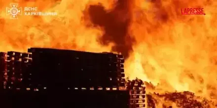 Ucraina: attacchi russi su Kharkiv e Odessa, soccorritori al lavoro per spegnere gli incendi