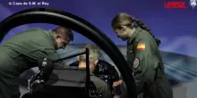 Spagna: Leonor e Felipe VI pilotano insieme due aerei, abbraccio allatterraggio