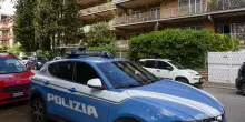 Insegue e aggredisce 22enne in un androne a Milano: arrestato un 24enne