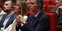 Spagna, la moglie del premier Sanchez rinviata a giudizio: ritirato il passaporto