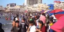 Gaza, momento di relax per gli abitanti: spiagge prese dassalto per sfuggire al caldo