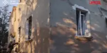 Ucraina, attacchi russi su Kharkiv: soccorritori cercano le vittime tra le macerie