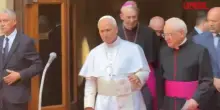 Papa Leone XIV a Pavia, bagno di folla per Prevost fuori da San Pietro in Ciel D&rsquo;Oro