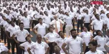 India, Modi guida la Giornata Internazionale dello Yoga facendo esercizi insieme a migliaia di persone a Calcutta