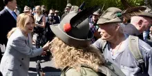 Meloni a sorpresa al raduno degli Alpini: &ldquo;Un po&rsquo; di sano orgoglio nazionale&rdquo;