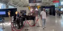 Cagliari, la Turandot in aeroporto: il flash mob fra trolley e applausi