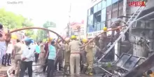 India, incendio in un edificio commerciale: almeno 14 morti, molti erano studenti