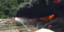 Usa, maxi incendio a Houston: il fumo nero oscura il cielo