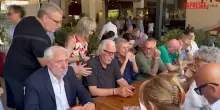 Alemanno lascia il carcere e va a pranzo con 200 militanti e simpatizzanti: c&rsquo;&egrave; anche Sylvie Lubamba