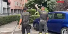 Roma, incendio in un appartamento: lintervento dei vigili del fuoco