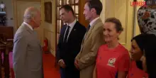 Re Carlo incontra la giocatrici rifugiate della nazionale afghana di cricket