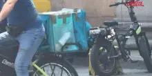Milano, il caldo non ferma le consegne dei rider
