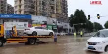 Cina, strade allagate e gente bloccata in auto: gli effetti delle inondazioni