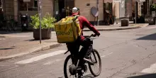 Caldo record, &egrave; emergenza rider: i sindacati chiedono lo stop alle consegne