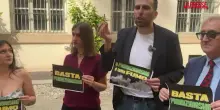 Protesta davanti al Municipio di Torino: esponenti radicali fumano uno spinello