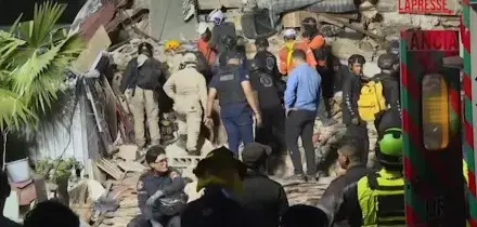 Terremoto in Venezuela, i soccorritori al lavoro tra le macerie a Caracas