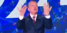 Baracchini, il doppio dito medio in diretta costa caro: la Rai lo sospende