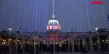 San Francisco, i suggestivi fasci di luce sopra il Civic Center