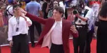 Zendaya e Tom Holland, bagno di folla a Parigi per l&rsquo;uscita di &ldquo;Spider-Man: Brand New Day&rdquo;