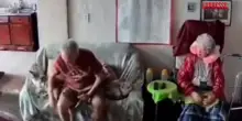 Terremoto in Venezuela, una coppia di anziani si tiene per mano durante la scossa