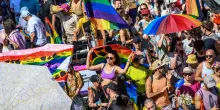 Milano Pride 2026, sempre pi&ugrave; realt&agrave; non partecipano: perch&eacute; e cosa c&rsquo;entra il rainbow washing
