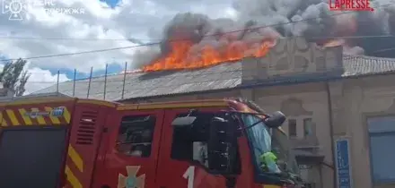 Ucraina, 15 feriti a Zaporizhzhia dopo il raid russo: i vigili del fuoco alle prese con gli incendi