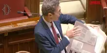 Legge elettorale, Magi strappa fac simile scheda in Aula e protesta: espulso