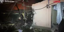 Ucraina, attacchi russi nelle regioni di Zaporizhia e Sumy: lincendio tra gli edifici distrutti