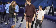 Jannik Sinner, il bacio con la fidanzata Laila Hasanovic in Sardegna prima di Wimbledon