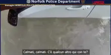 Usa, finisce con lauto in una voragine e rimane intrappolata: il video dei soccorsi