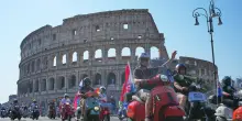 Roma in festa per gli 80 anni della Vespa: in migliaia nelle strade della capitale &ndash; FOTO