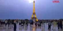 Parigi, fulmine colpisce la Torre Eiffel: le spettacolari immagini