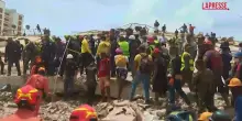 Venezuela, due persone estratte vive dalle macerie: il silenzio totale prima del salvataggio