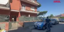 Triplice omicidio a Roma, continuano le ricerche del killer: fiori davanti alla casa della famiglia