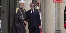 Macron con gli occhiali da sole:&nbsp;il presidente francese riceve cos&igrave; il sultano dell&rsquo;Oman