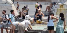 Caldo record, oggi bollino rosso in 25 citt&agrave;: morto un operaio nel Mantovano