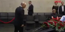Russia, Putin ai funerali dellex ministro Ivanov: il capo del Cremlino depone dei fiori