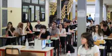 Scuola, firmato in via definitiva il contratto 2025-2027: aumenti da 137 euro