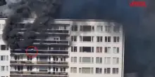 Incendio Anversa, uomo per sfuggire alle fiamme salta dal balcone a una finestra