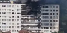 Incendio in un condominio ad Anversa, almeno 5 morti: i vigili del fuoco al lavoro per domare il rogo